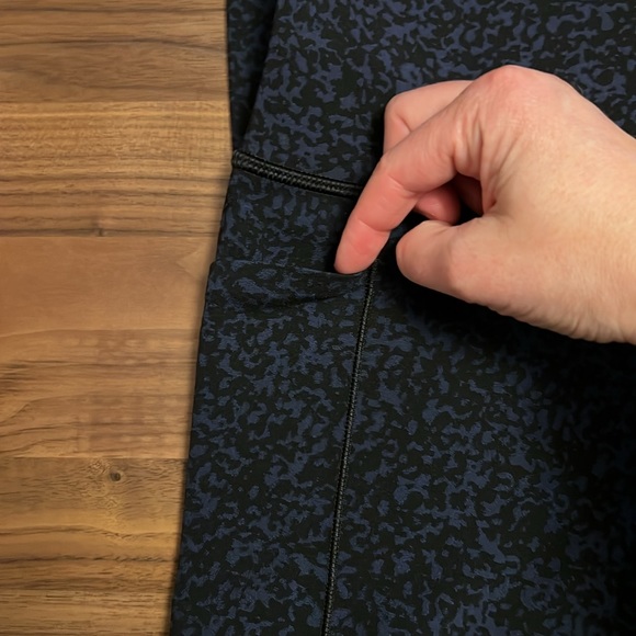 Athleta Womens Salutation Stash Pocket II Gravel 7/8 Tight - Picture 4 of 4